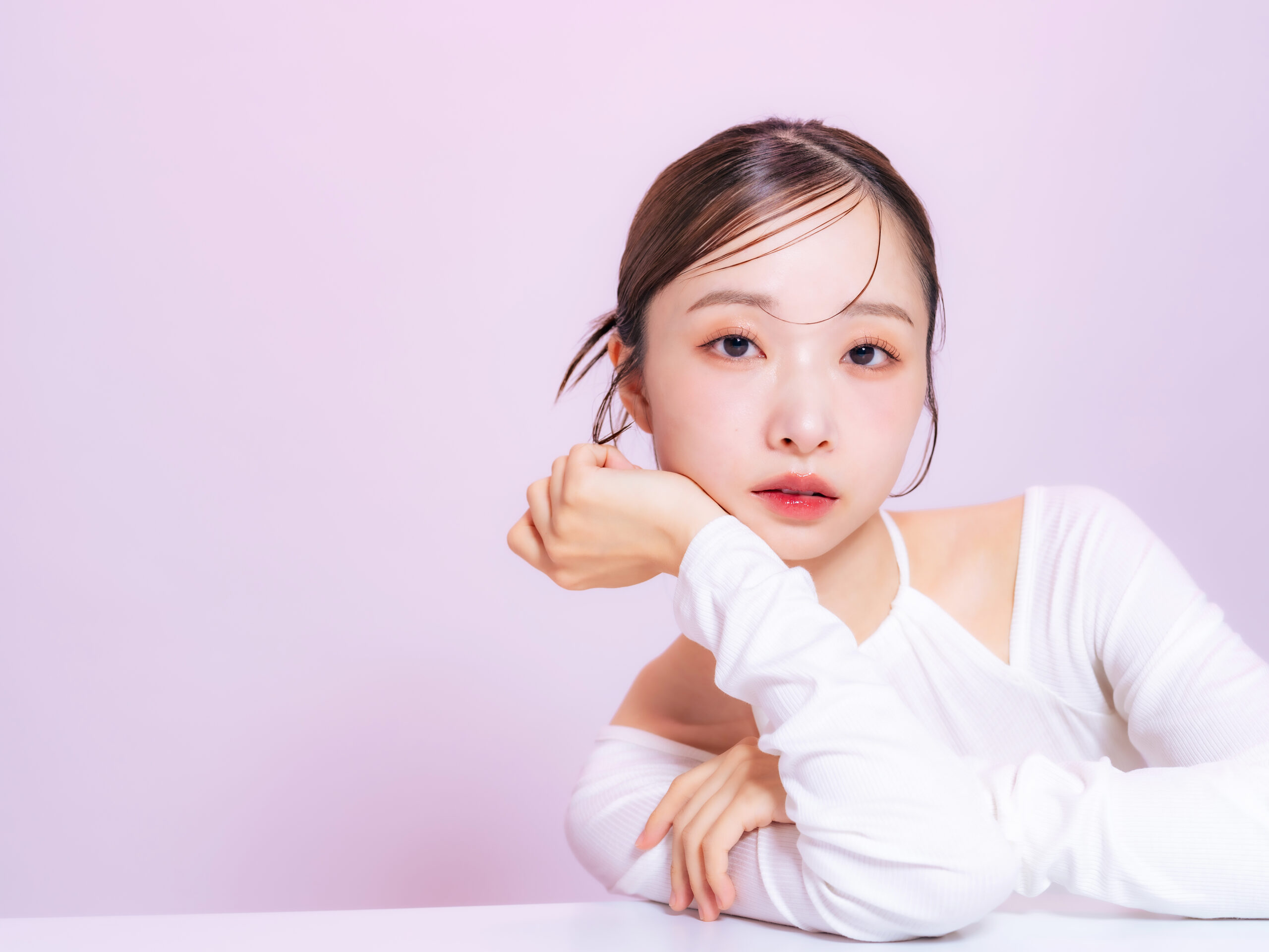 シミを予防したいと、肌をやさしく確かめる女性のイメージ