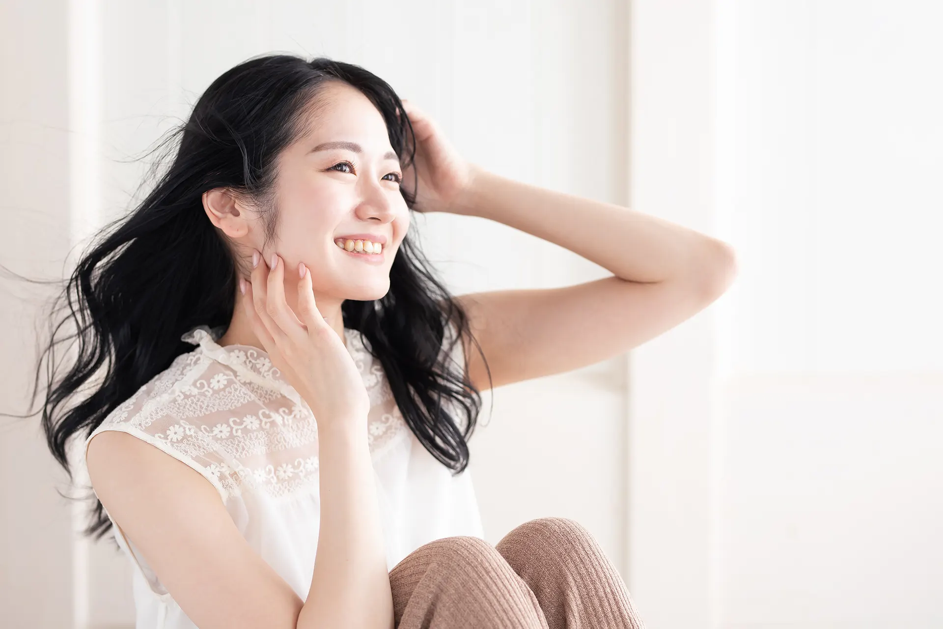 美容液を選ぶ前に、自分の肌の悩みを考える女性のイメージ