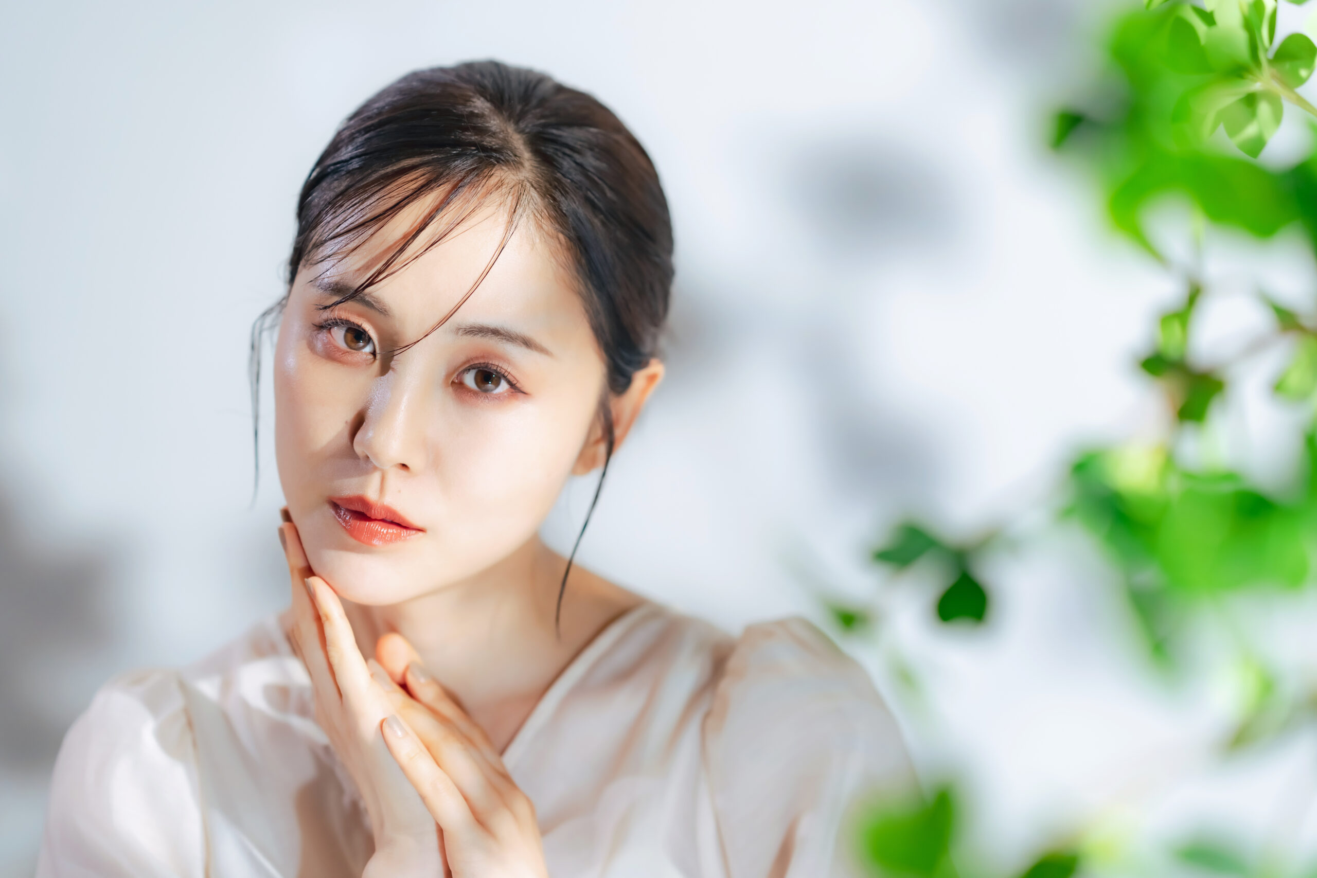 朝のスキンケアを整える女性のイメージ