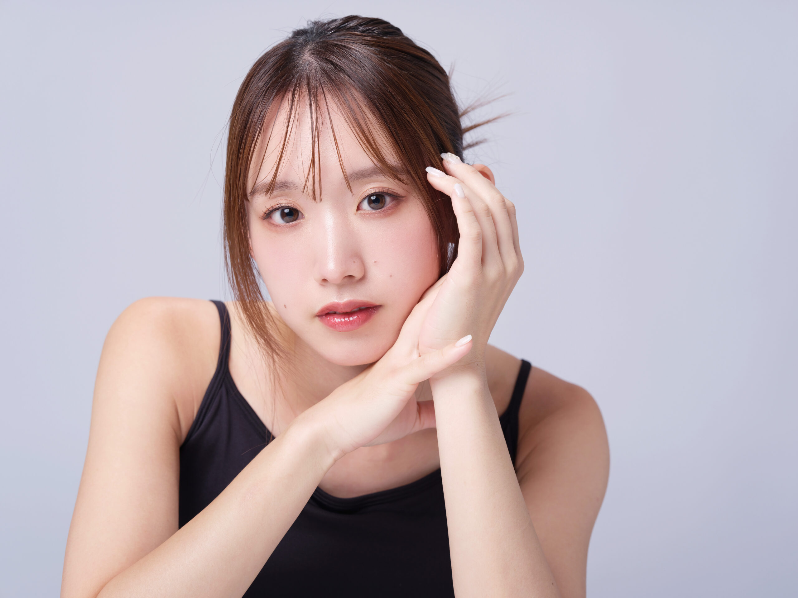 やさしくスキンケアをする女性のイメージ