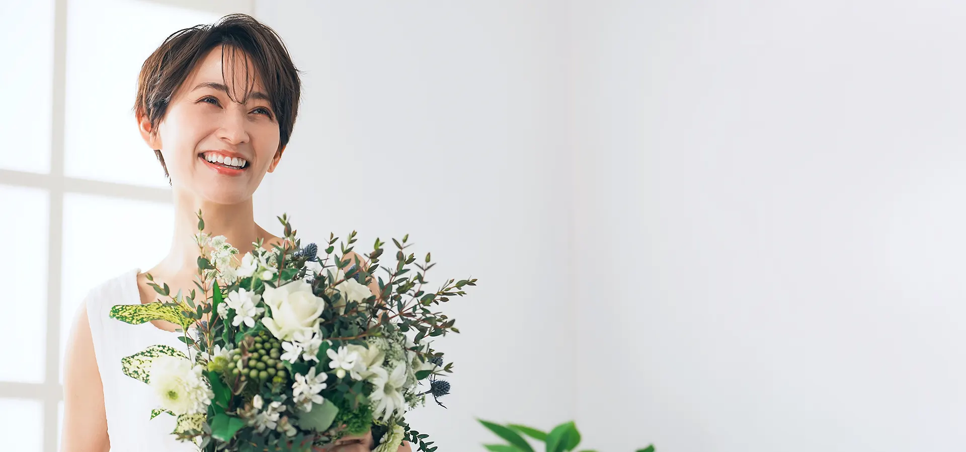 日焼け止めを手に取って選ぶ女性のイメージ
